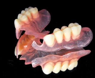 Что представляет собой нейлоновый зубной протез?