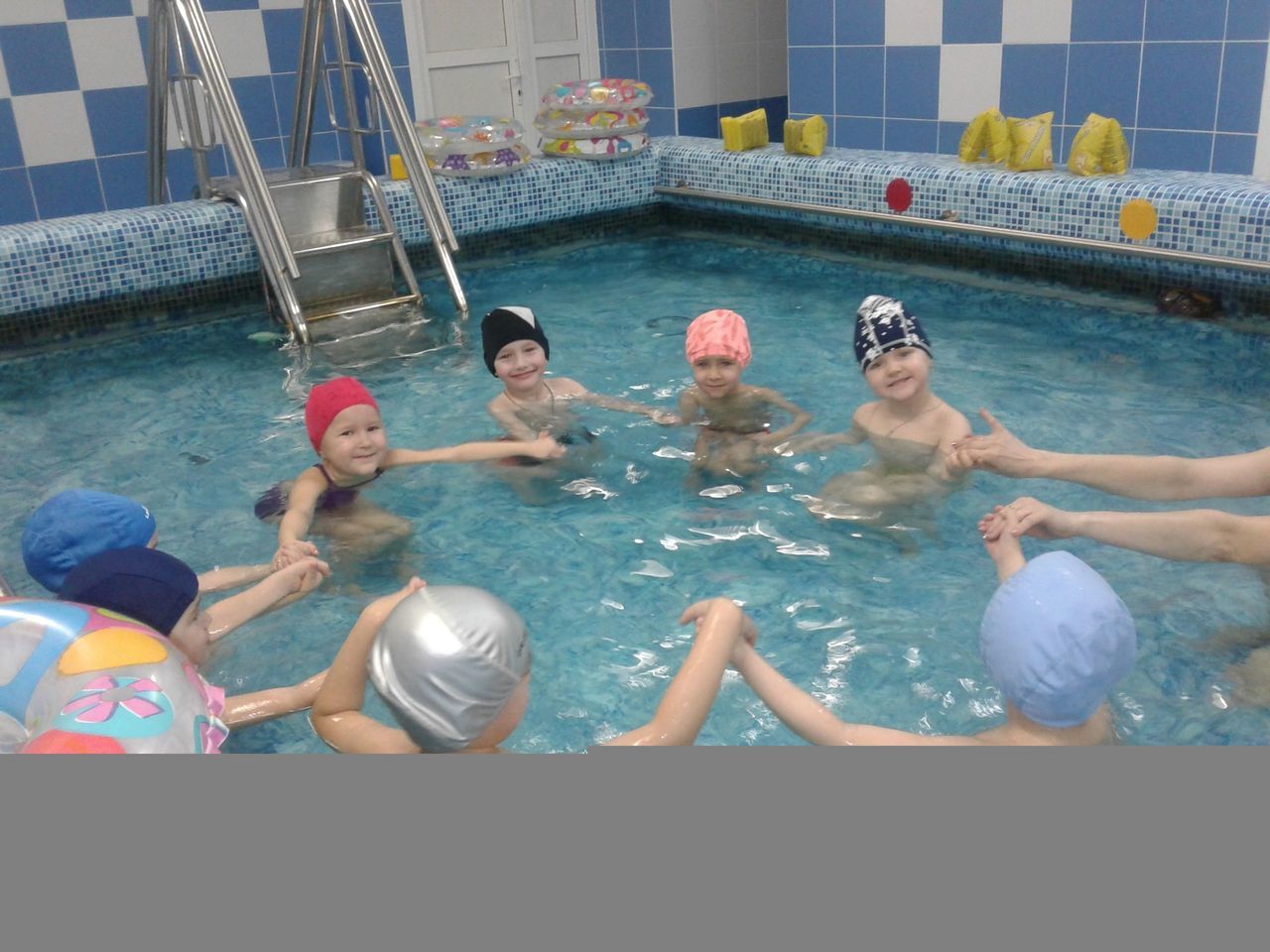 Детские занятия в бассейне: радость и польза