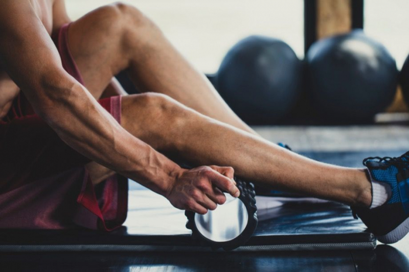 5 упражнений с массажным роллом, которые помогут расслабить всё тело