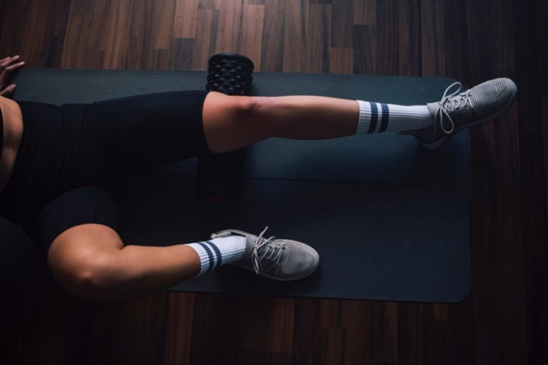 5 упражнений с массажным роллом, которые помогут расслабить всё тело