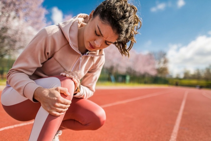Как тренироваться, если болят колени: 5 безопасных упражнений на ноги
