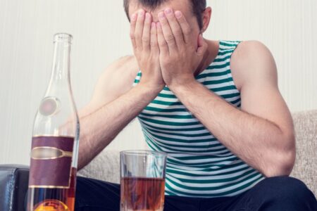 Потребление алкоголя несовершеннолетними - причины, следствия, вывод из запоя