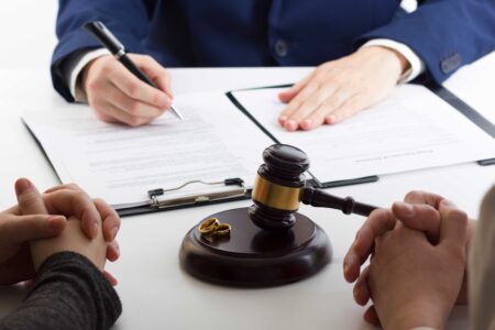 В каких случаях нужен адвокат по разводам?