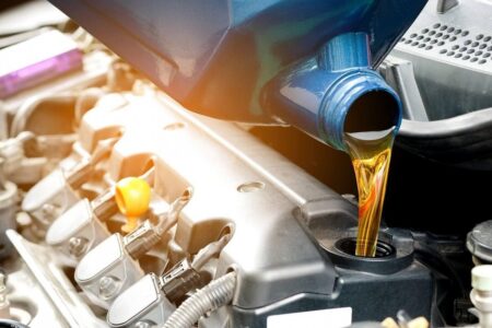 Какое моторное масло лучше заливать в двигатель?