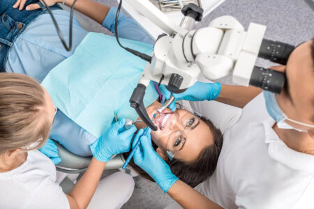 Лечение зубов под микроскопом: особенности и эффективность