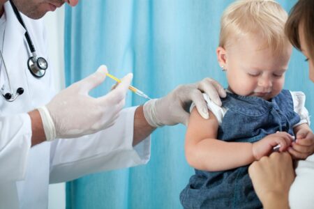 Зачем нужны прививки детям вакциной АКДС и где их сделать в Санкт-Петербурге?