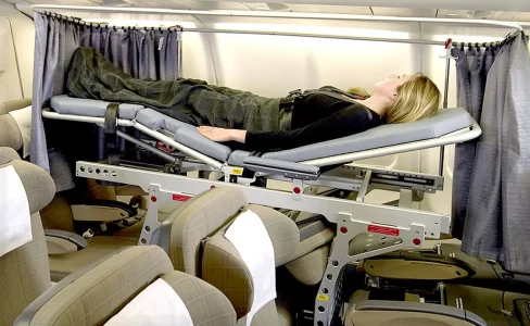 Как перевозят лежачих больных на самолете?