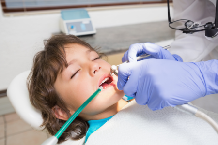 Лечение зубов во сне: возможность оказать помощь самым маленьким и непоседливым малышам