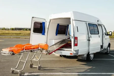 Как организовать безопасную и спокойную перевозку лежачего больного по Москве