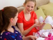 Первые месячные у девочки: симптомы