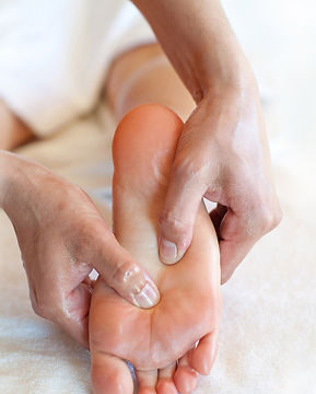 Чем полезен массаж стоп?