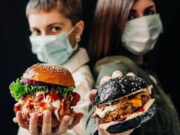 Пир во время пандемии: коронавирус прививает вкус к еде с доставкой