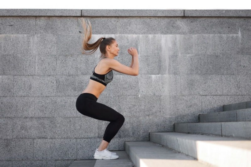 7 эффективных упражнений для ног, которые можно делать на лестнице