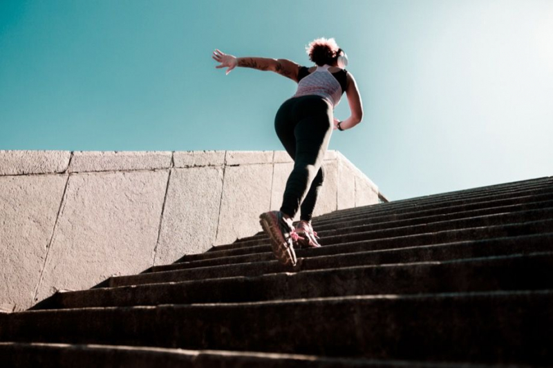 7 эффективных упражнений для ног, которые можно делать на лестнице