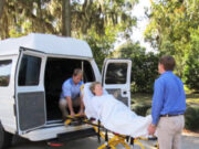 Как перевезти лежачего больного пожилого человека из больницы домой?