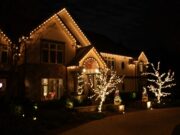 Новогодняя подсветка дома: идеи для вдохновения