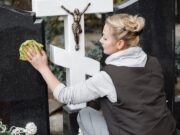 Как ухаживать за могилой на кладбище?