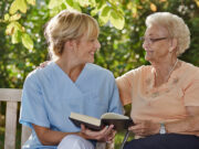 Как выбрать пансионат для пожилых людей с деменцией?