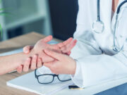 Что включает в себя помощь нарколога на дому?