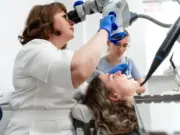 Стоматолог и лечение десен: как вернуть здоровую улыбку без страха и боли